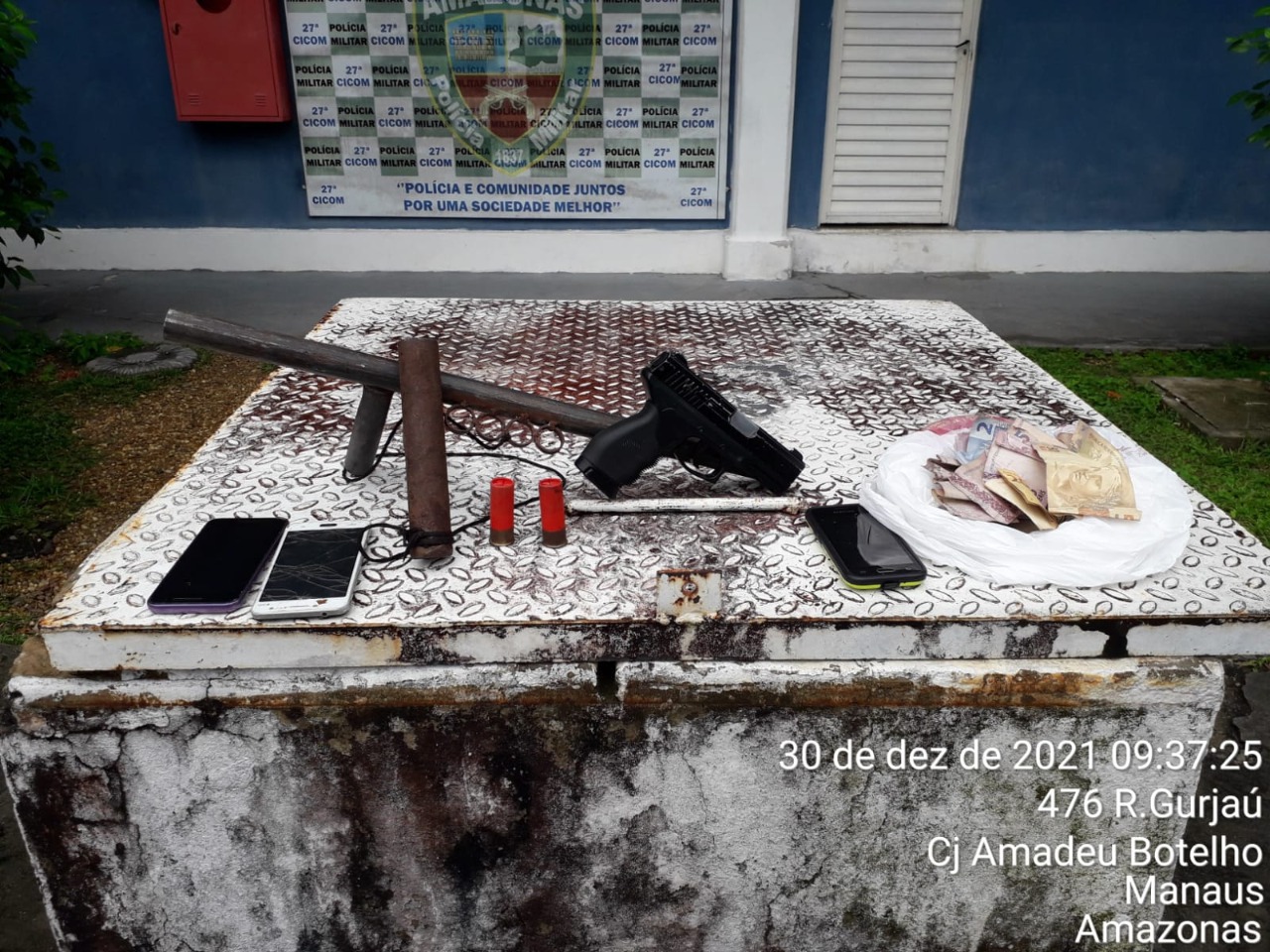 Dois são presos enquanto assaltavam padaria em Manaus