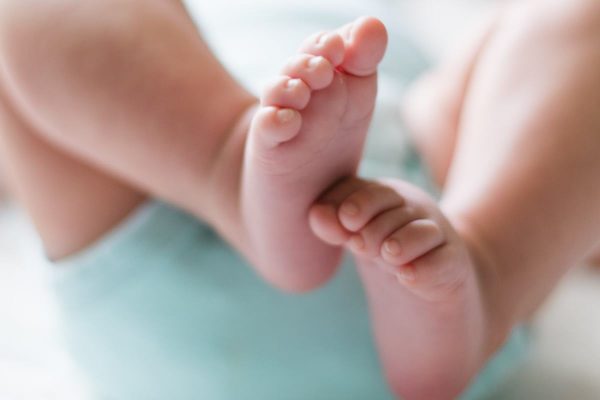 Bebê passa por cirurgia após ser estuprada pelo pai