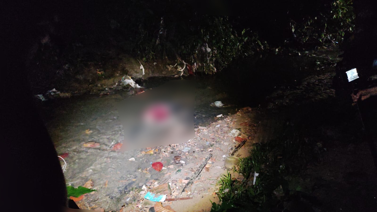 Homem é achado com facão cravado no peito em igarapé de Manaus