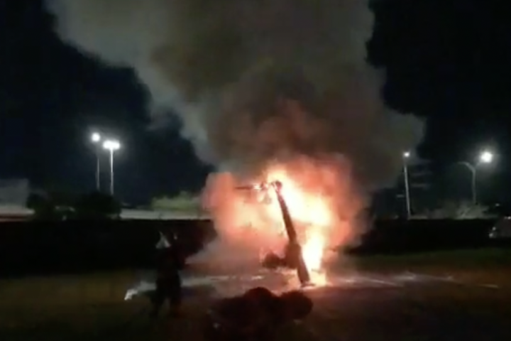 Quadrilha invade Aeroclube e taca fogo em helicóptero do Ibama em Manaus; veja vídeo