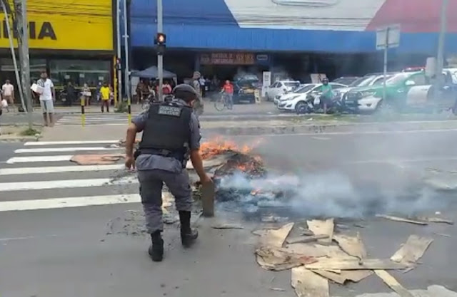 Em forma de protesto, moradores ateiam fogo e bloqueiam avenida Torquato Tapajós