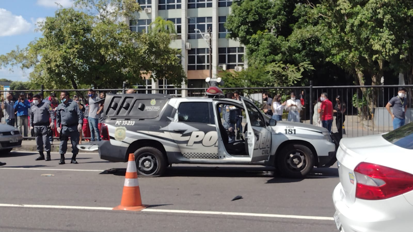 URGENTE: viatura da PC é fuzilada enquanto levava detentos a fórum em Manaus