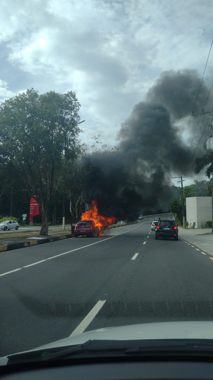Vídeo l Homem se desespera ao ter carro queimado em via pública de Manaus