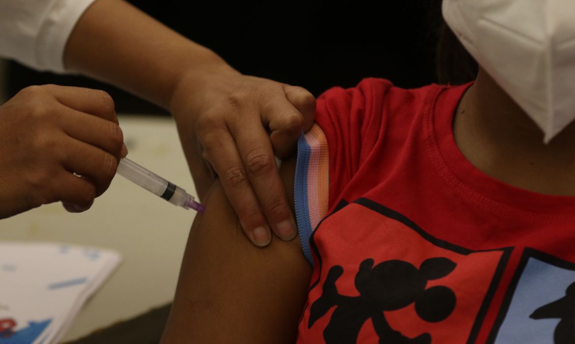 Rio vacina contra a covid-19 crianças nas escolas