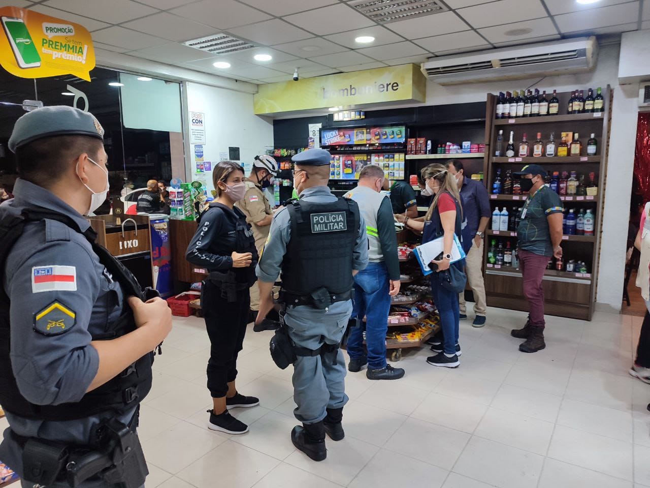 Agentes da CIF interditam duas lojas de conveniência por irregularidades, em Manaus