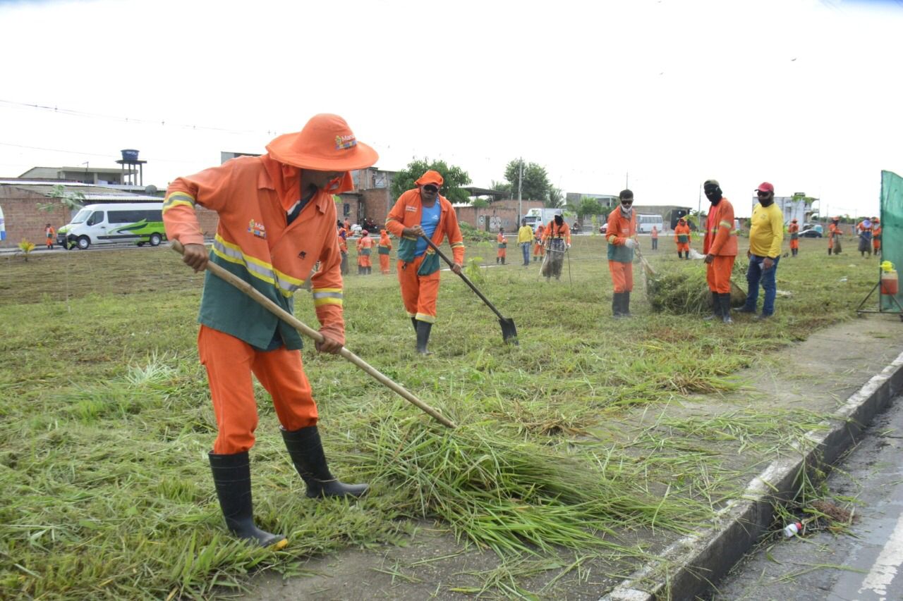 Prefeitura de Manaus realiza limpeza na avenida das Flores