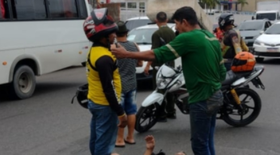 Mototaxista atropela e quebra braço de idoso na zona Leste de Manaus; VEJA FOTO