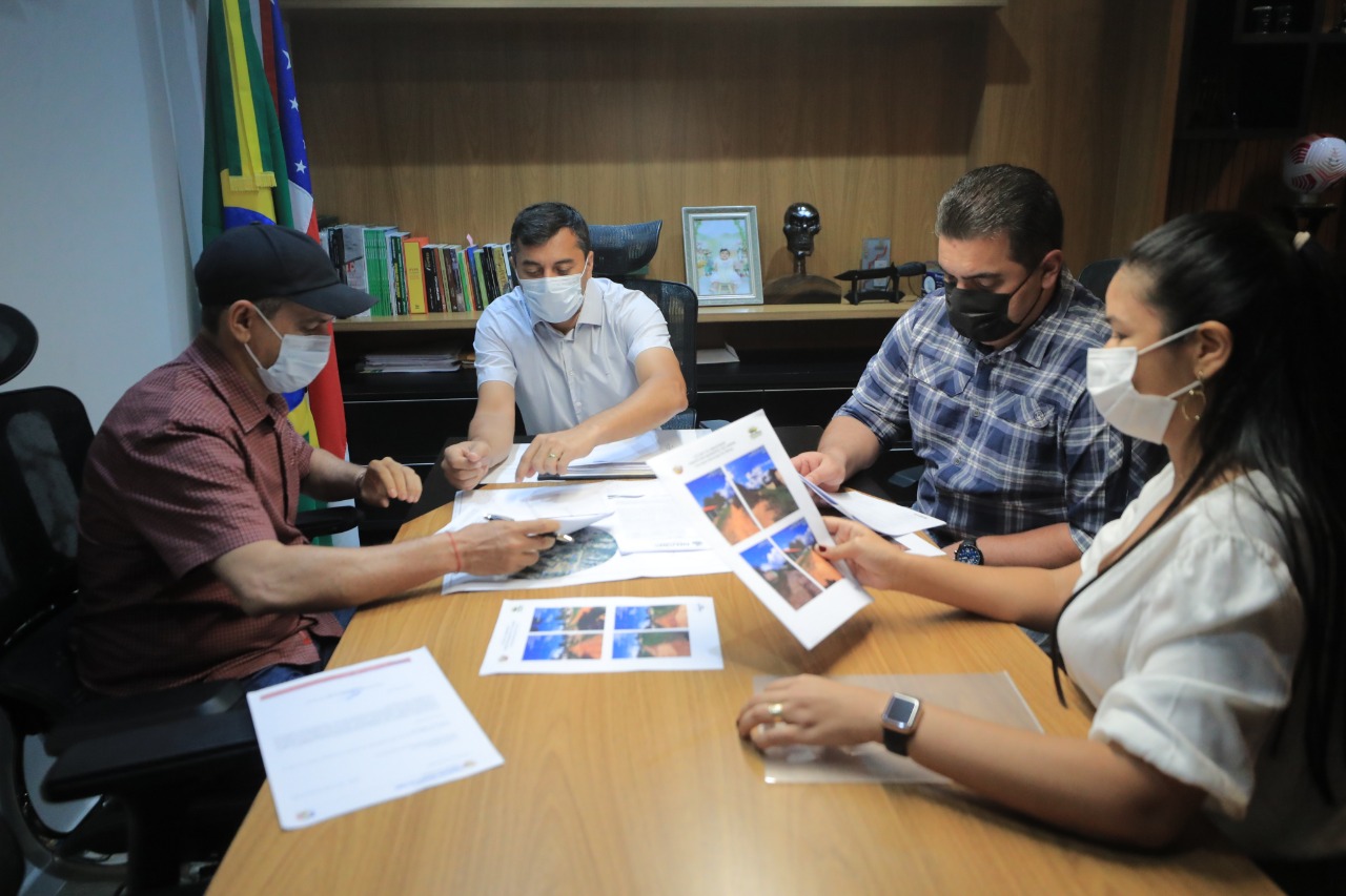 Wilson Lima assina convênio para pavimentar ruas do município de Uarini
