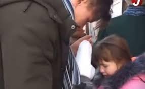 Aos prantos, ucraniano dá adeus para filha antes de se alistar