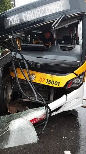 Ônibus da linha 706 colide com carreta em Manaus