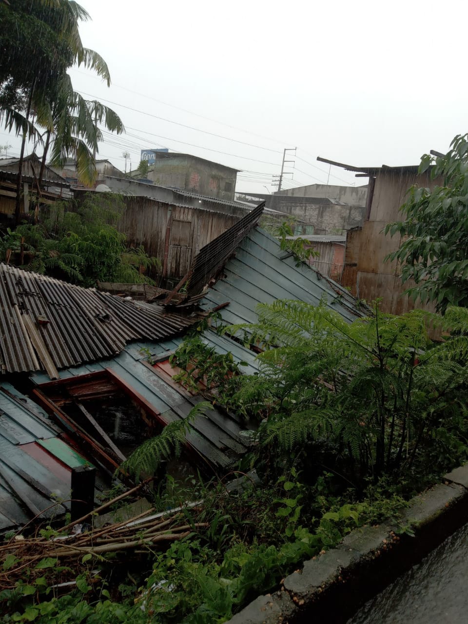 VÍDEO l Casa de madeira desaba durante fortes chuvas no bairro da Sharp