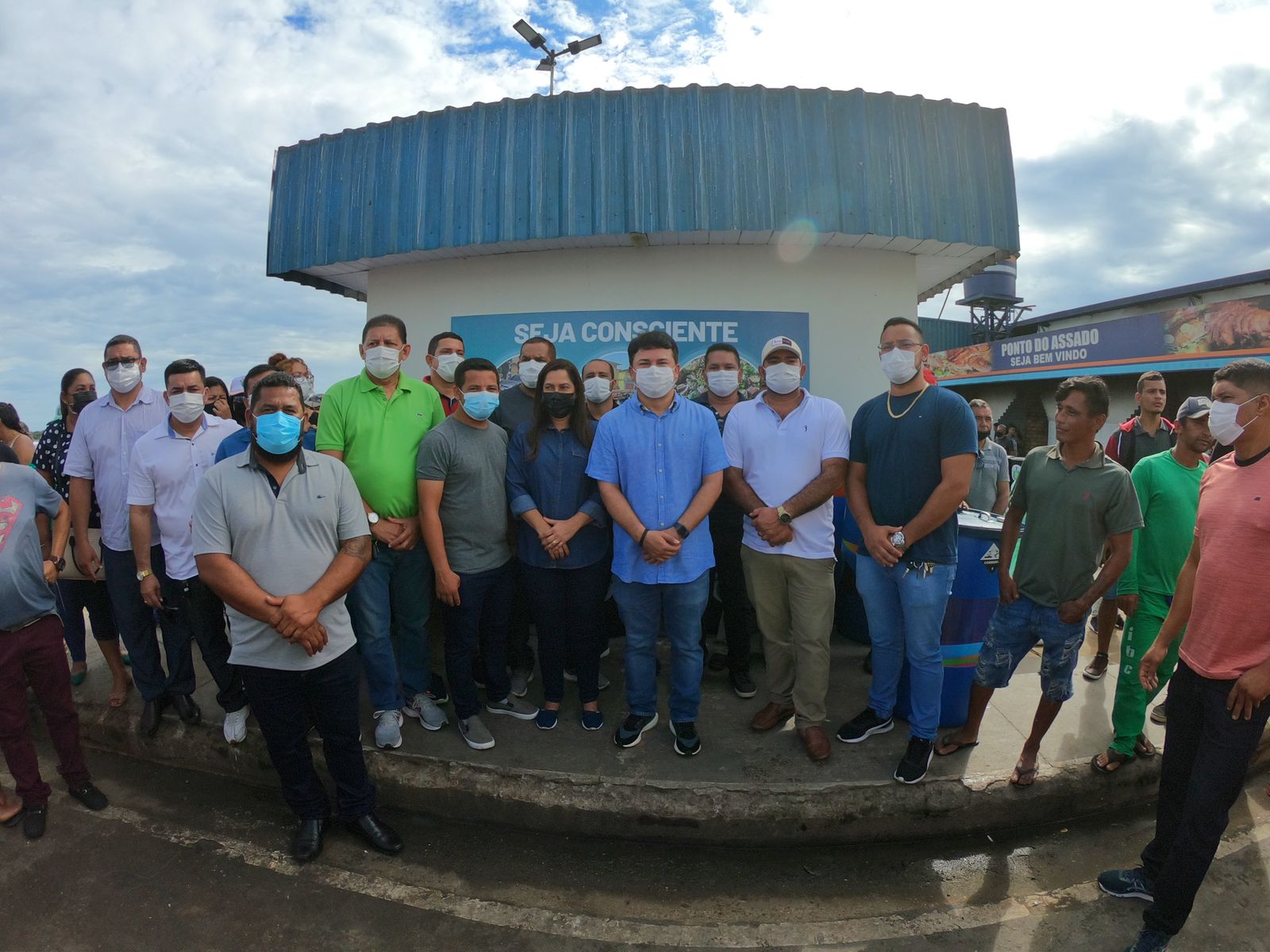 Prefeitura de Coari entrega bote e coletores de lixo em nova fase da campanha de limpeza da cidade