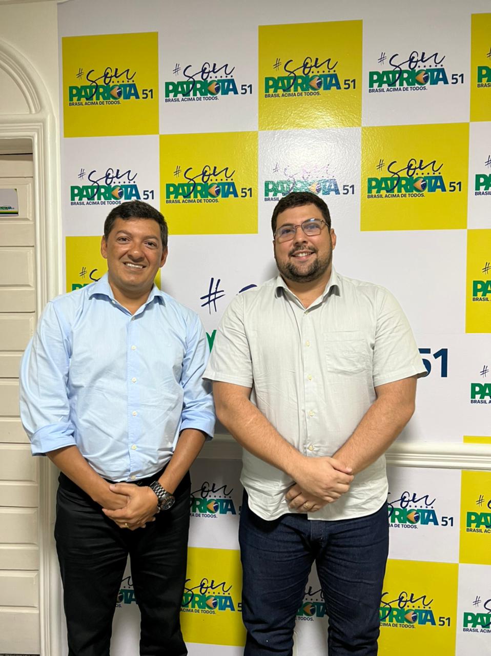 Robson Tiradentes Junior discute geração de empregos em Coari e momento político com deputado Felipe Souza