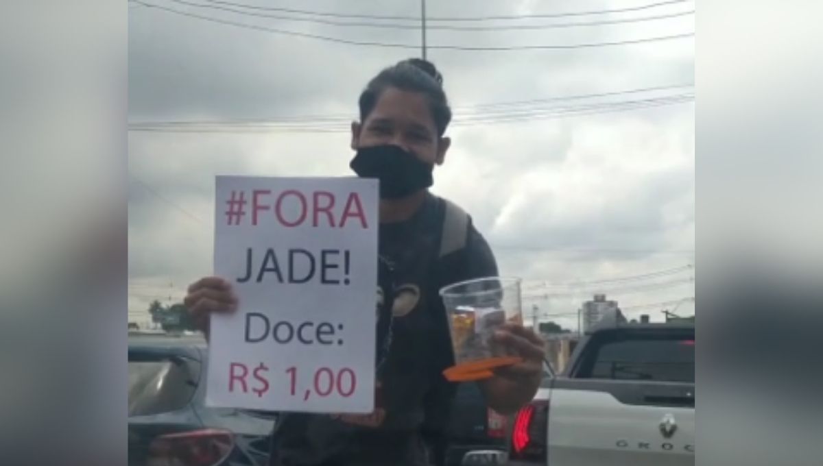 Ambulante ganha clientes com campanha fora Jade no trânsito de Manaus