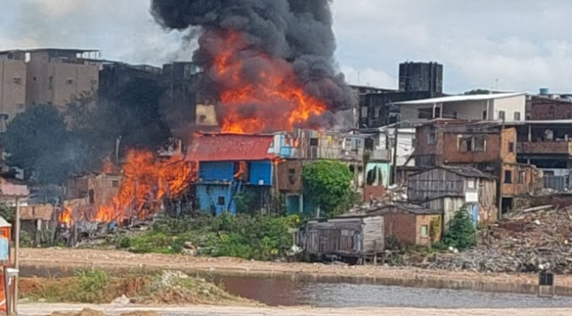 Incêndio de grandes proporções destrói casas em Manaus