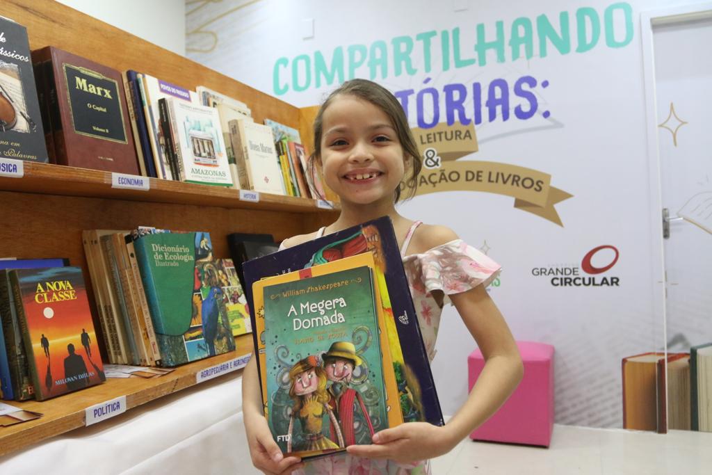 Mais de 1.300 livros são distribuídos em ação literária da Imprensa Oficial em Manaus