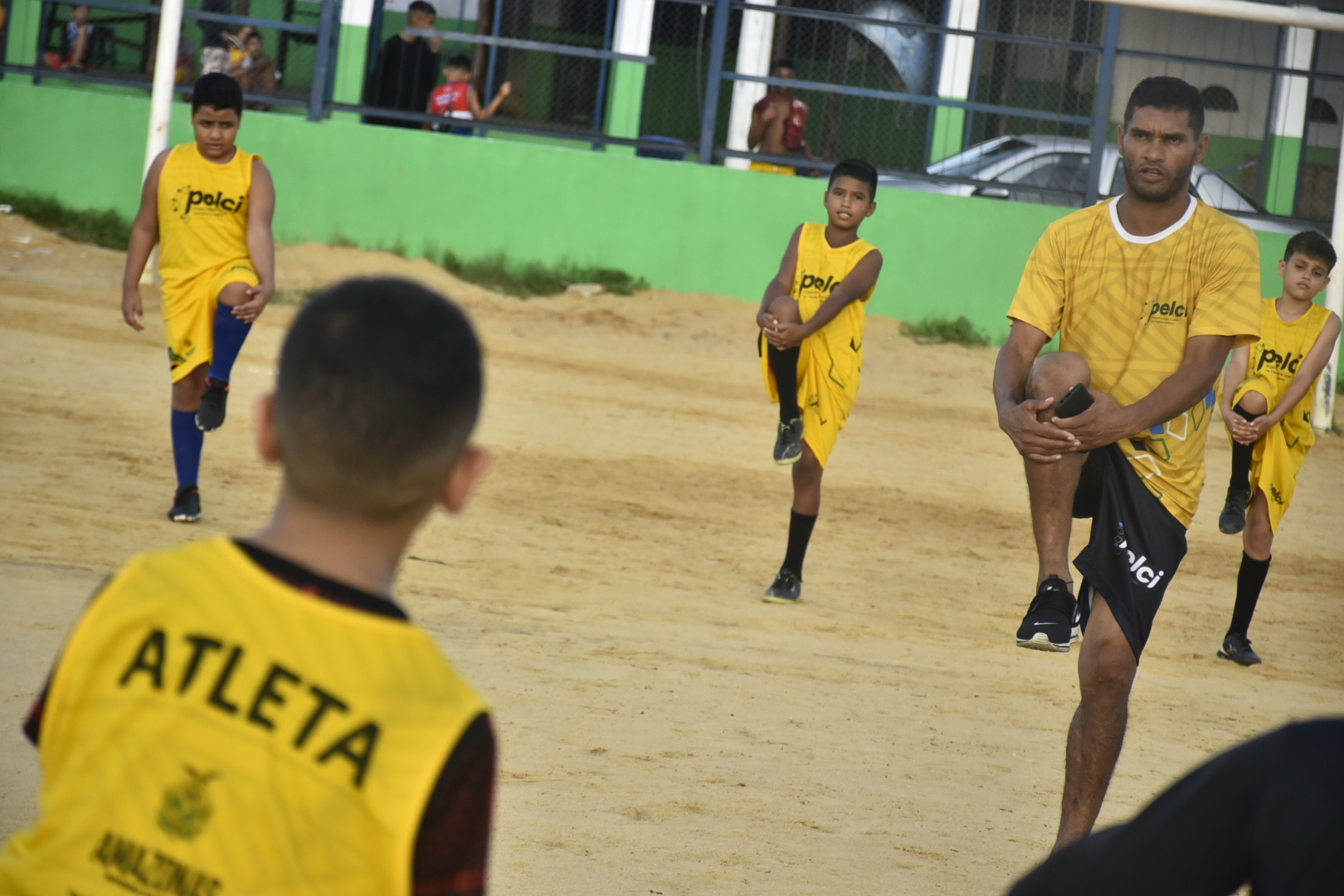 Ex-jogador da Seleção Brasileira usa experiência para ajudar no esporte de base como treinador no Pelci