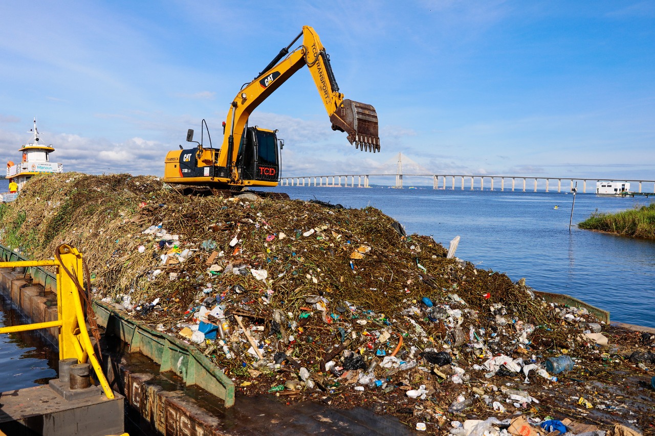 Prefeitura de Manaus realiza transbordo de toneladas de lixo