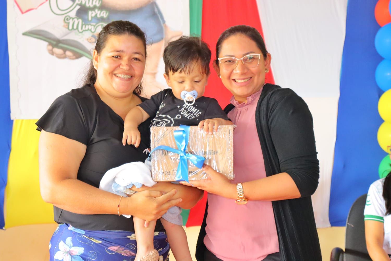 Município de Coari entrega kits para incentivar a literacia familiar