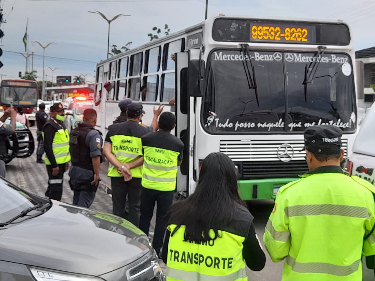 Prefeitura retira de circulação veículos que realizavam transporte clandestino na zona Norte de Manaus