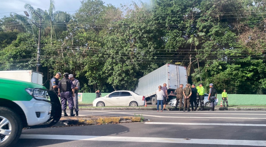 URGENTE: caminhão perde controle e derruba muro do CIGS em Manaus