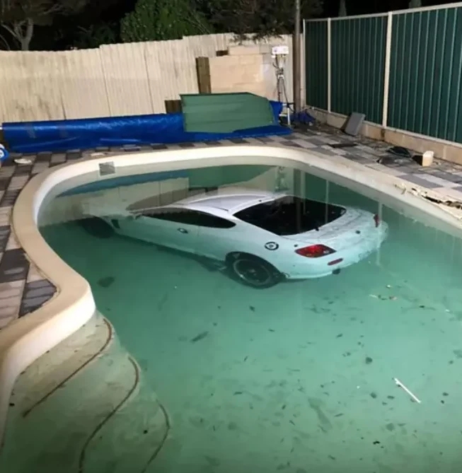 Motorista sem habilitação perde o controle e cai em piscina de casa