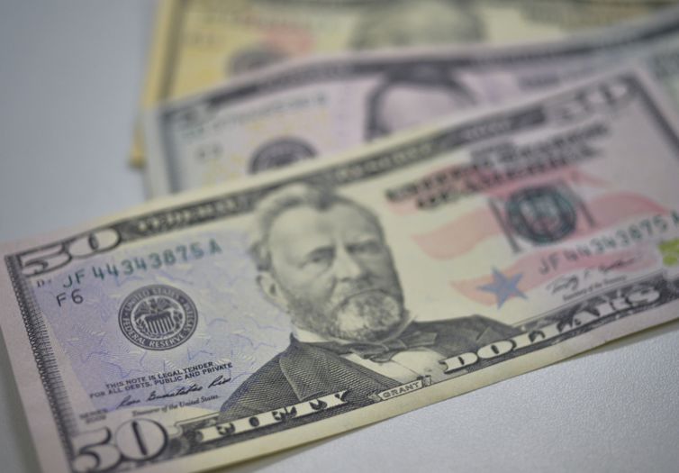 Dólar vai a R$ 4,65 com expectativa de novas sanções à Rússia; Bolsa cai 2%