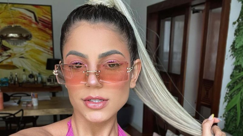 Hariany Almeida sensualiza com decote caprichado