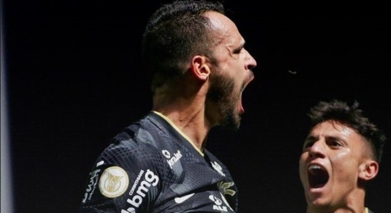 Corinthians vence RB Bragantino e segue na liderança do Brasileirão