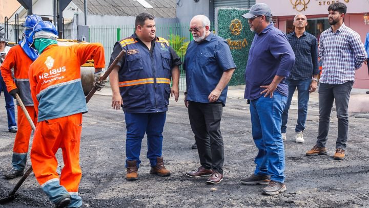 Prefeito em exercício, Wallace Oliveira destaca resgate da feira da Aparecida com recuperação da via pelo programa ‘Asfalta Manaus’