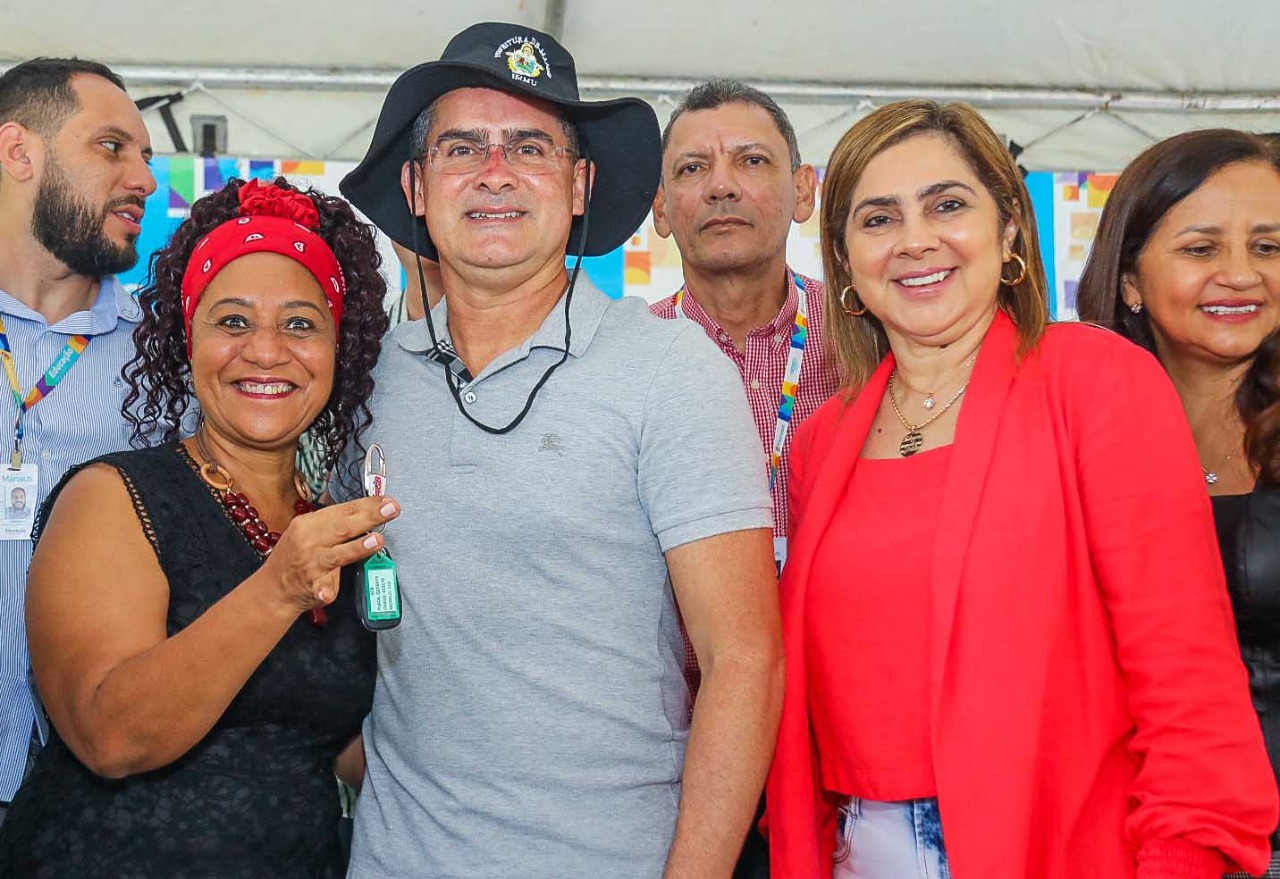 Prefeito David Almeida entrega novos veículos para rede de ensino de Manaus