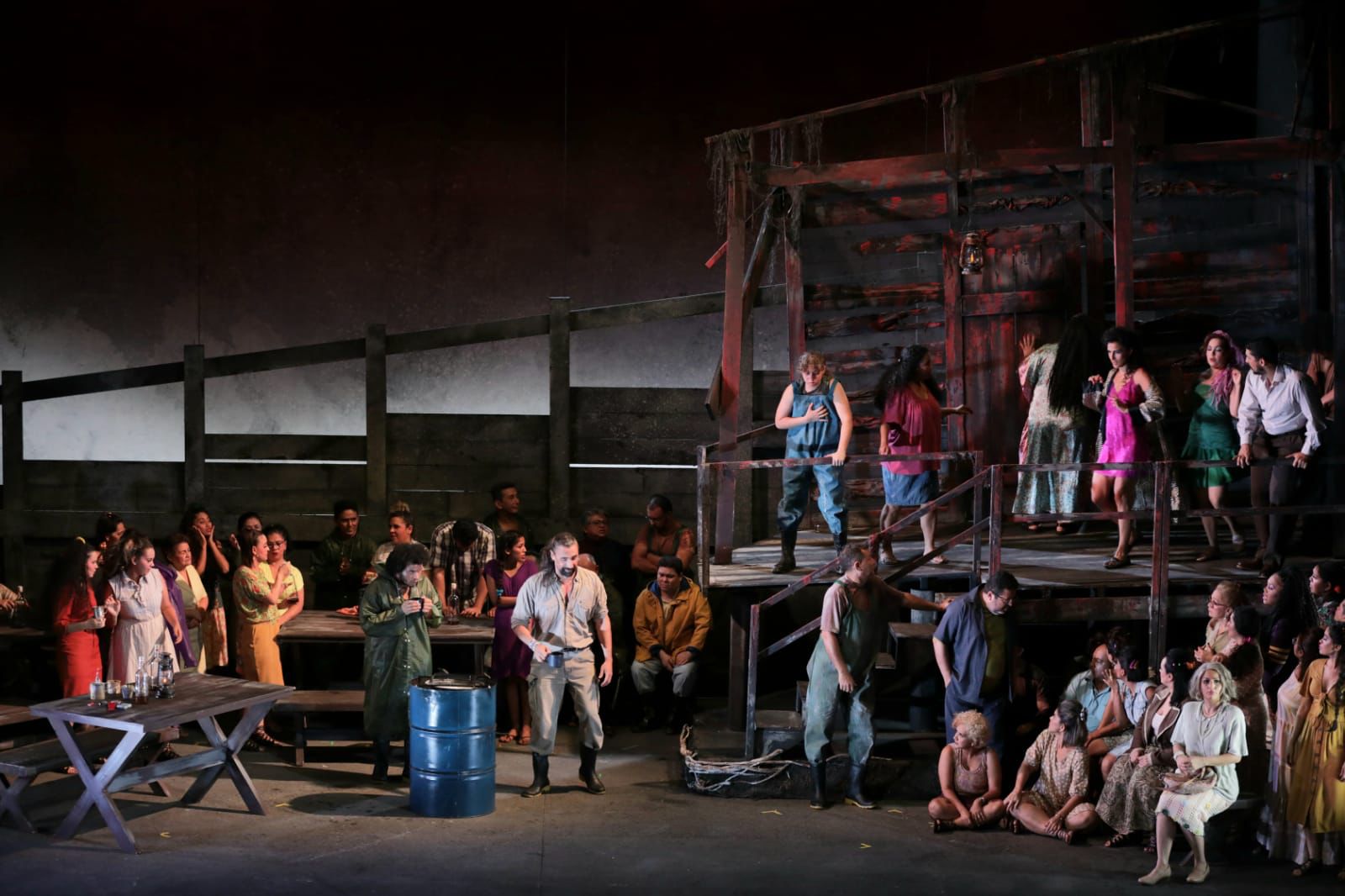 FAO 2022: ‘Peter Grimes’ perpassa natureza humana e emociona no palco do Teatro Amazonas