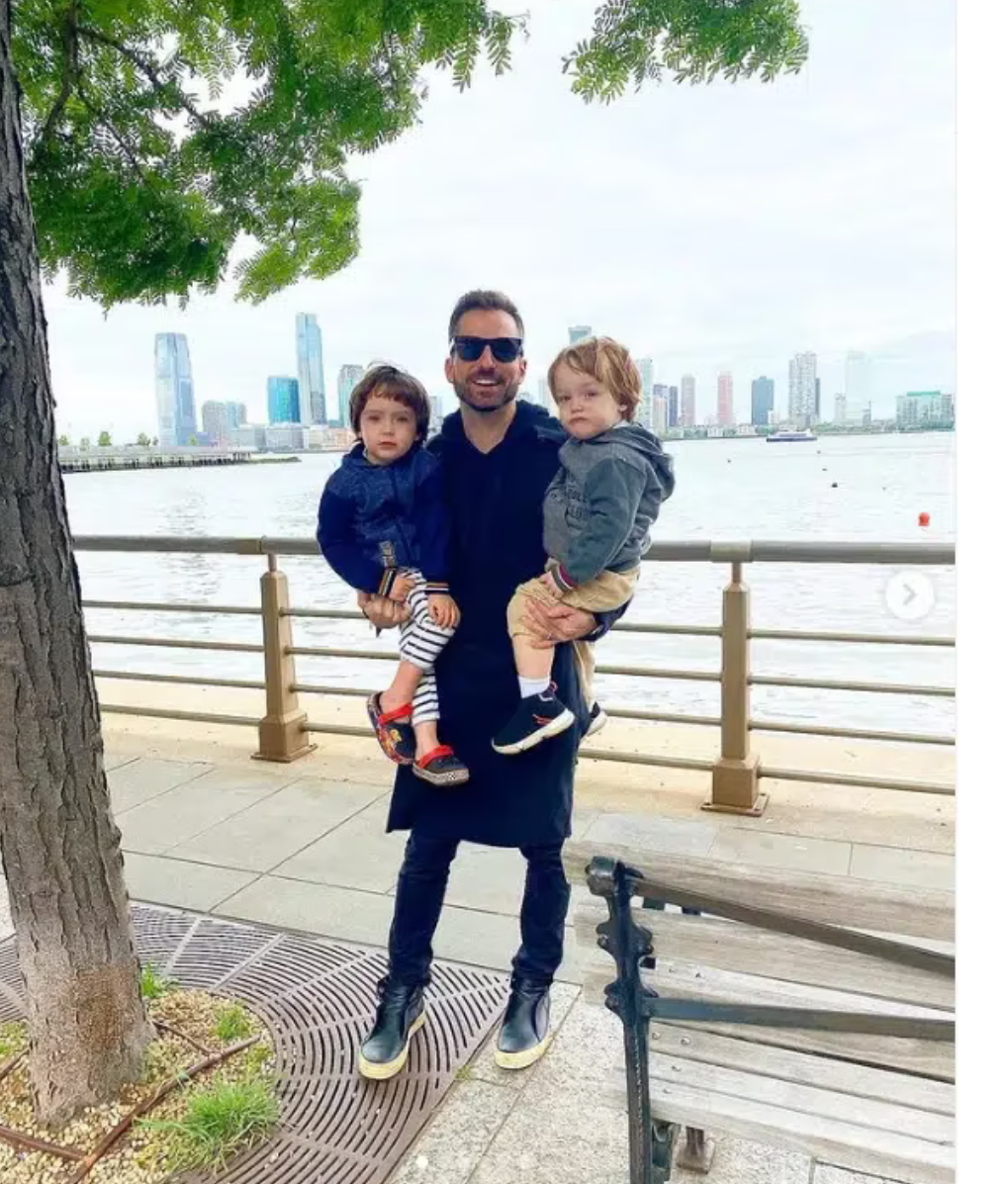 Filhos de Paulo Gustavo posam com o pai em Nova York e surpreendem