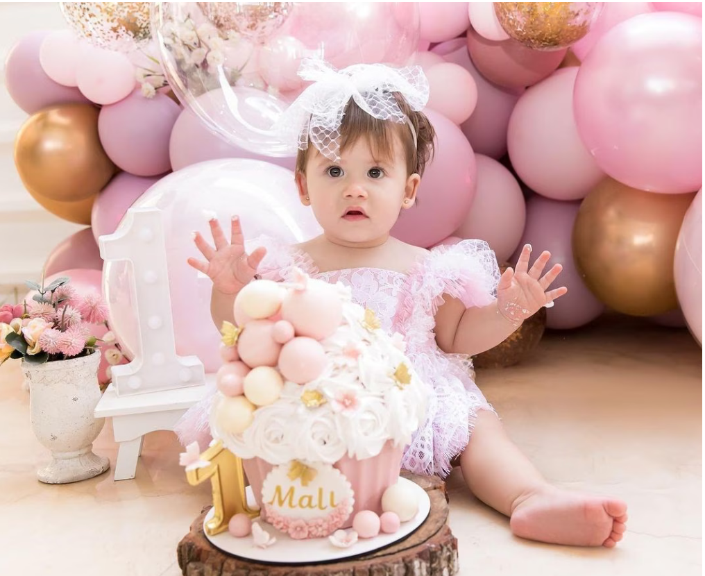Maria Alice, filha de Virginia e Zé Felipe, ganha bolo antecipado de 1 ano e faz fotos oficiais