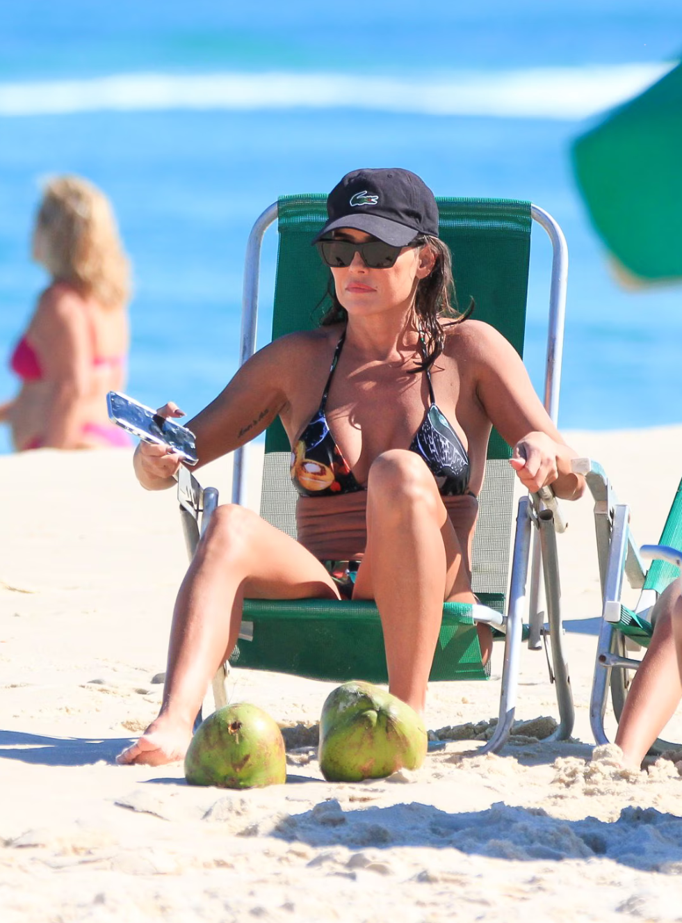 De biquíni, Deborah Secco curte dia na praia com a filha, Maria Flor