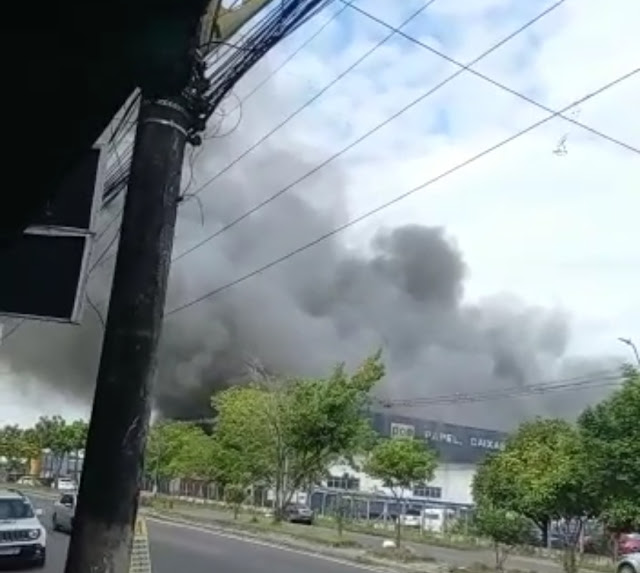 Incêndio atinge fábrica de embalagens na Zona Leste de Manaus