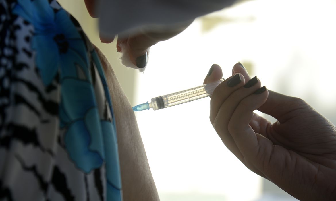 Covid-19: Rio aplica quarta dose da vacina em trabalhadores