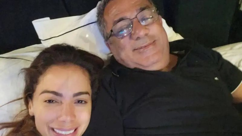 Anitta desabafa após o pai passar por cirurgia delicada