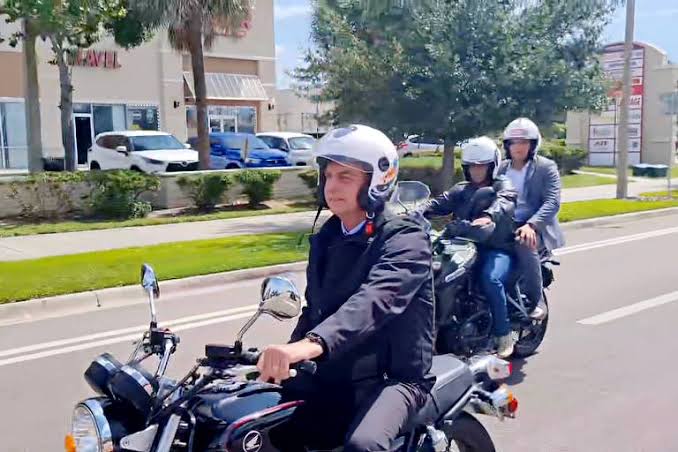 Em Orlando, Bolsonaro participa de motociata e inaugura consulado