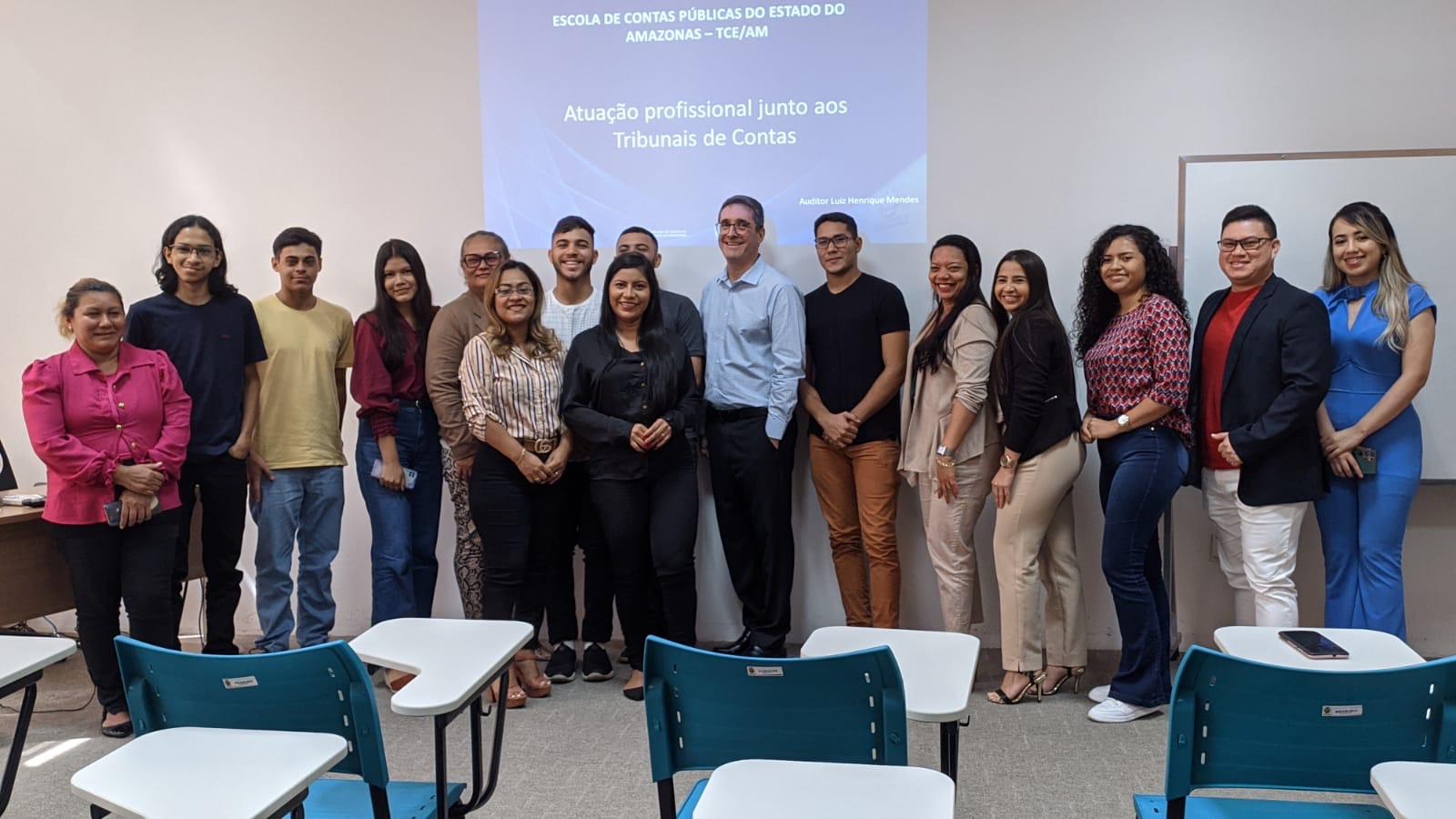 Estudantes do Instituto Amazônico de Ensino Superior realizam de visita técnica no TCE-AM