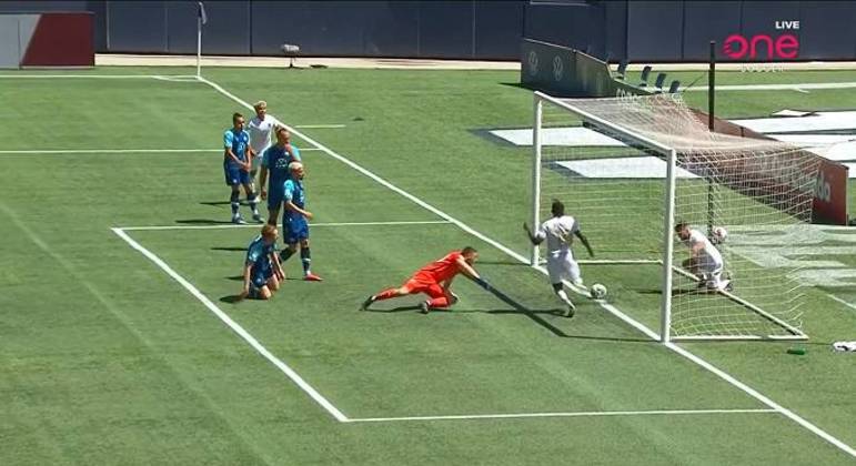 Inacreditável! Atacante perde gol com a bola em cima da linha e viraliza; veja o lance