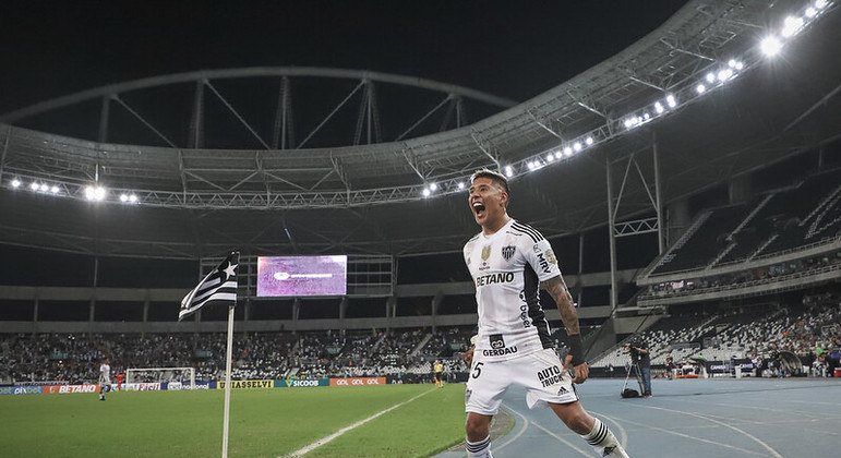 Atlético-MG vence o Botafogo e assume a liderança do Brasileirão