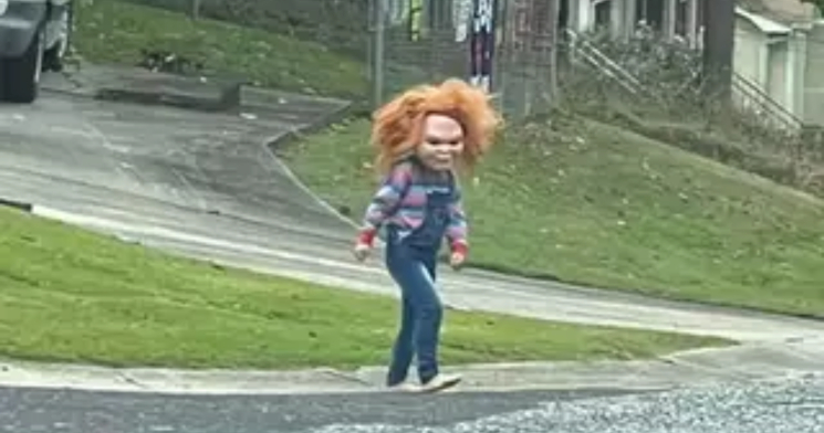 Criança de 5 anos se veste de Chucky e aterroriza moradores em área residencial