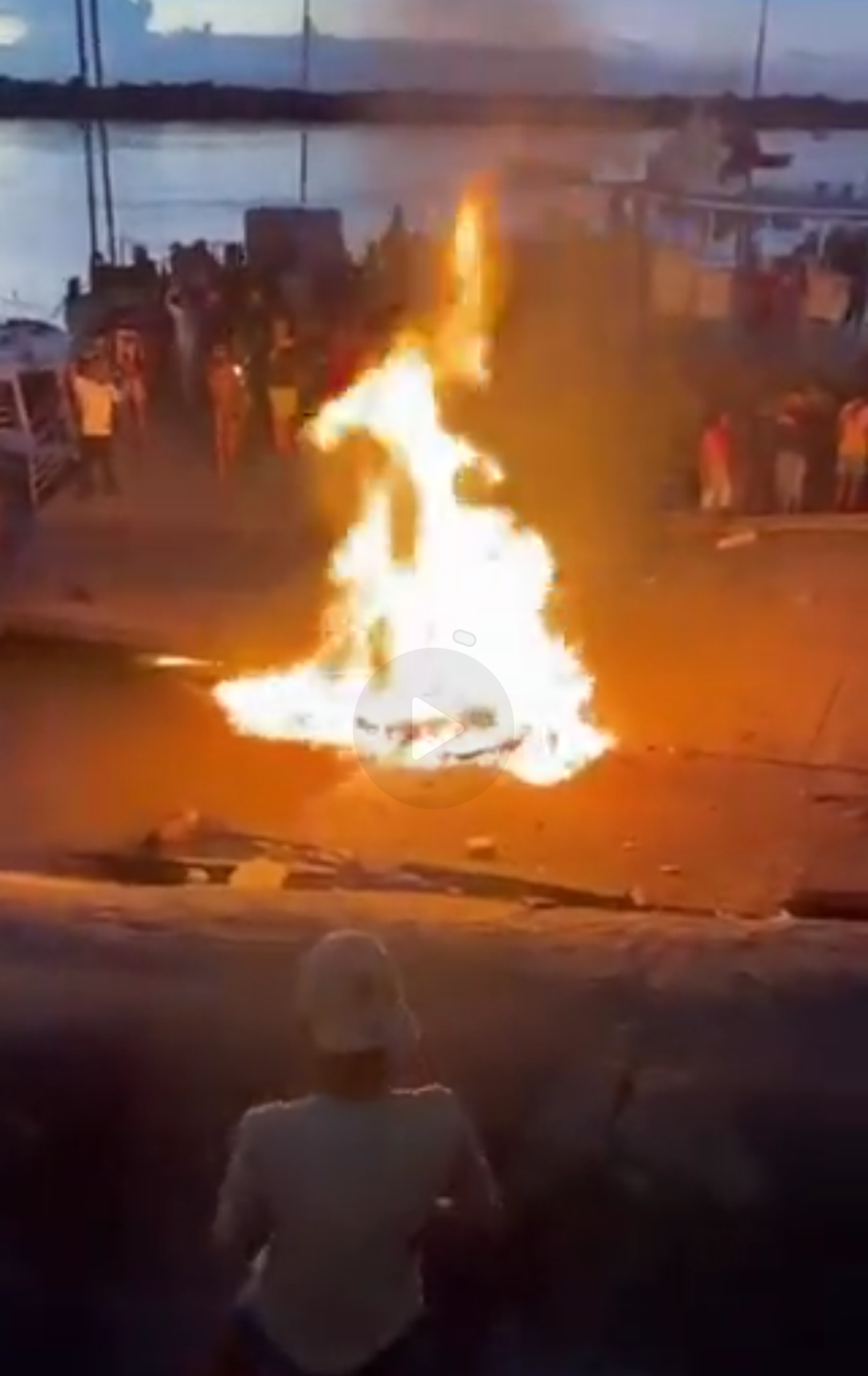 VÍDEO – Veja população fazer churrasco de “pirata” em praça pública em Japurá (AM)