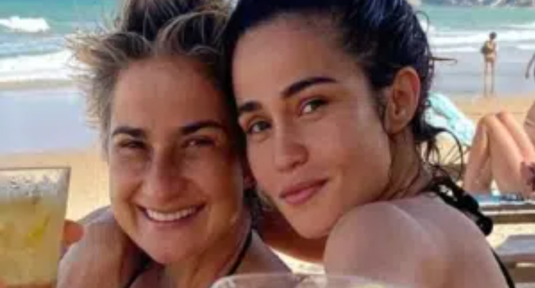 Nanda Costa posa com as filhas gêmeas na praia e encanta