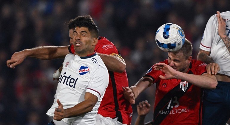 Atlético-GO frustra estreia de Suárez e vence Nacional nas quartas da Copa Sul-Americana