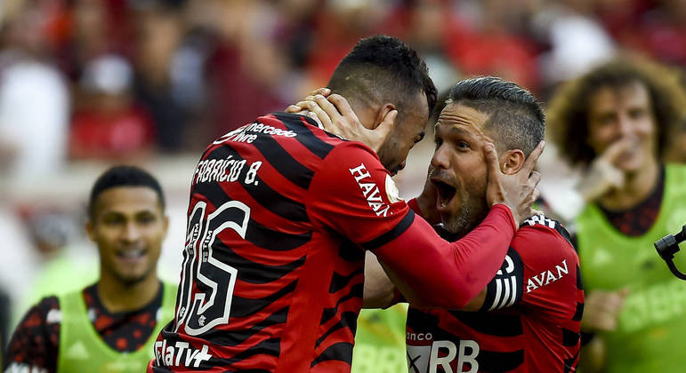 Flamengo goleia o Athletico-PR antes das quartas da Copa do Brasil