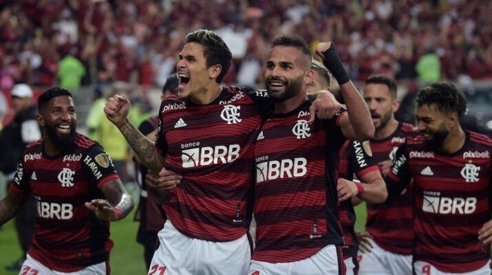 Flamengo volta a vencer o Corinthians e avança à semifinal