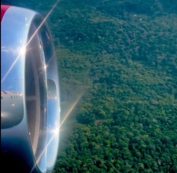 Banda Guns N’ Roses mostra avião sobrevoando a Amazônia ao chegar em Manaus