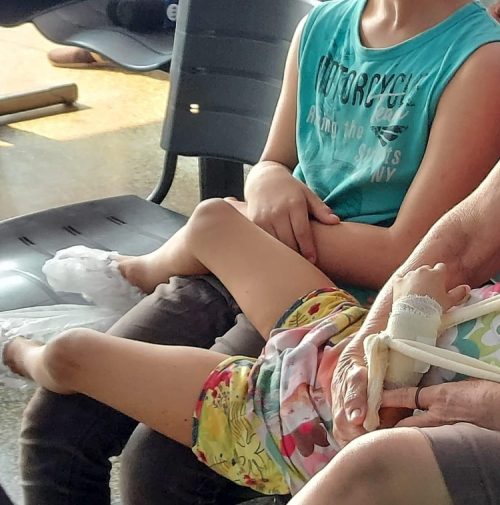 Mãe corta pulso da filha de 6 anos durante surto psicótico em Manaus